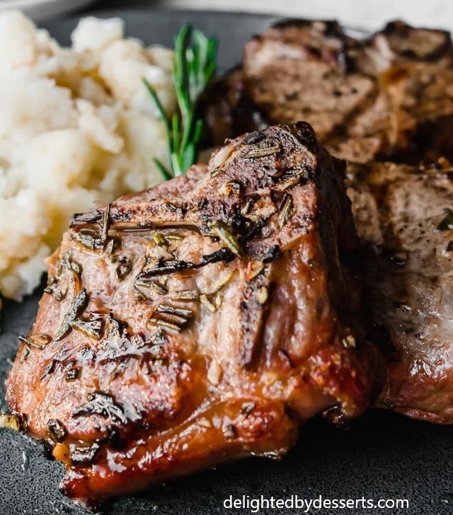 Gegrillte Lammkoteletts Mit Knoblauch Und Rosmarin