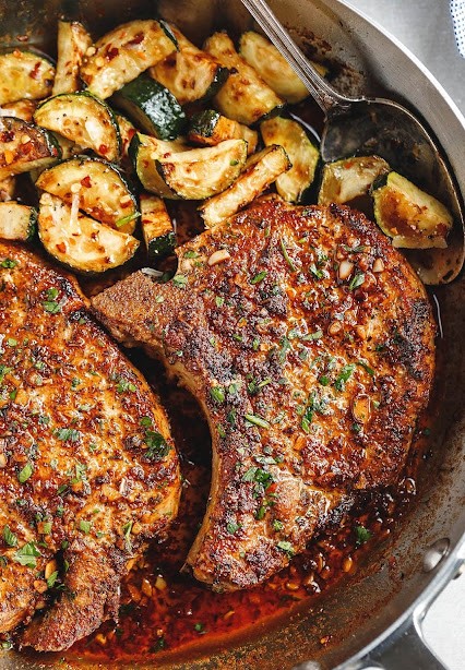 Cajun-Schweinekoteletts mit Zitronen-Knoblauch-Zucchini