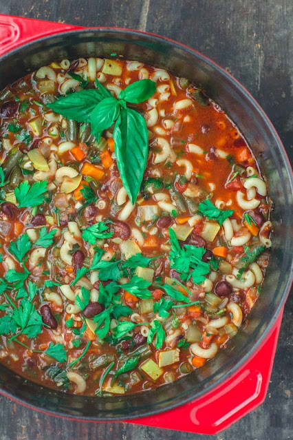 Einfache vegetarische Minestrone-Suppe