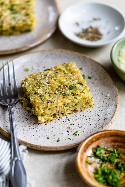 Zucchini und Parmesankäse in einem Auflauf