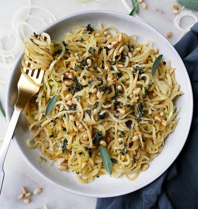 Braune Butter-Kohlrabi-Nudeln mit Pinienkernen