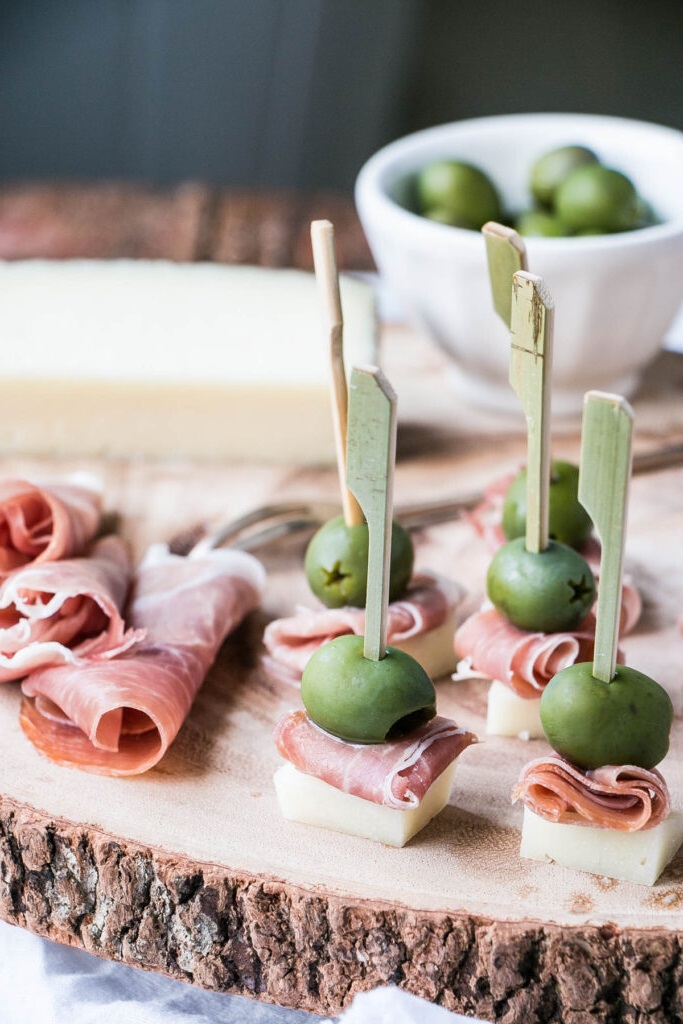 Fingerfood Kalt zum Vorbereiten - Käsehäppchen mit Schinken und Oliven