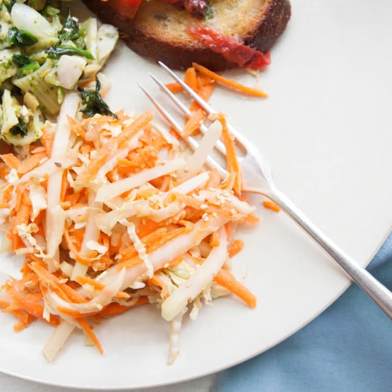 Karotten-Kohlrabi-Salat mit Miso-Dressing