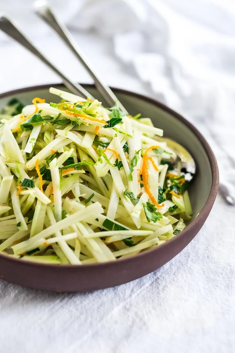 Kohlrabi-Salat mit Koriander, Jalapeño und Limette