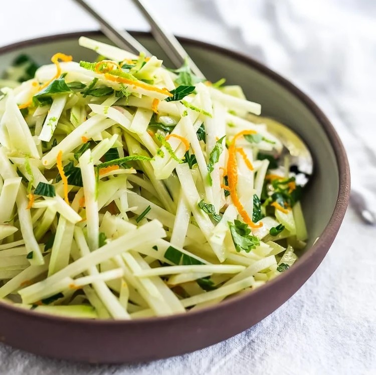 Kohlrabi-Salat mit Koriander, Jalapeño und Limette