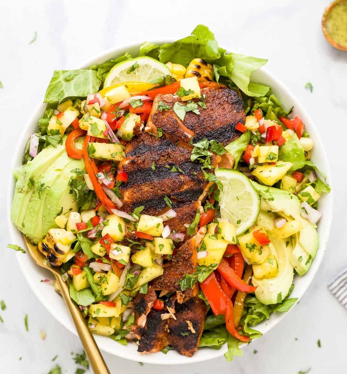 Salat mit Avocado und Gegrilltem Lachs - Einfach und Gesund