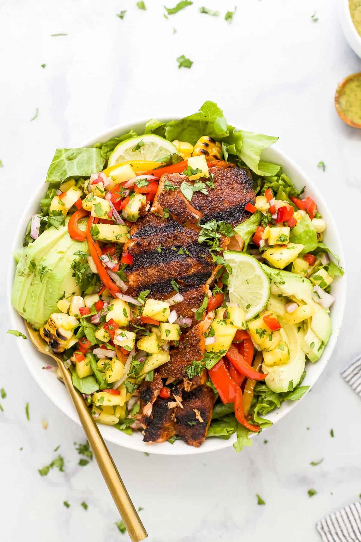 Salat mit Avocado und Gegrilltem Lachs - Einfach und Gesund