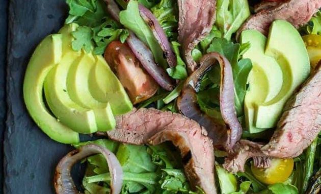 Salat mit Steakstreifen und Avocado