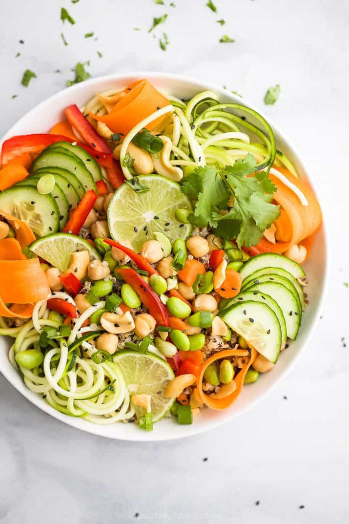 Thai Quinoa Salat mit Erdnussdressing - fertig in 10 Minuten