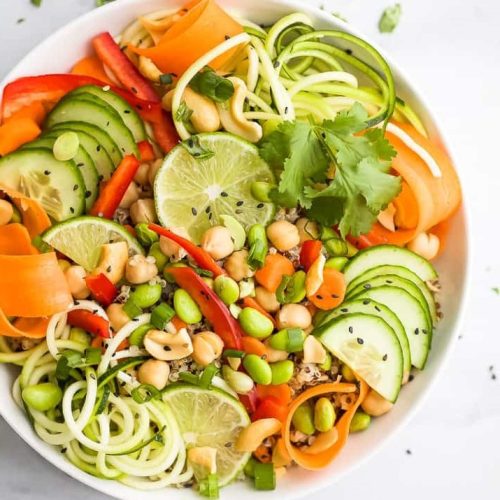 Thai Quinoa Salat mit Erdnussdressing - fertig in 10 Minuten