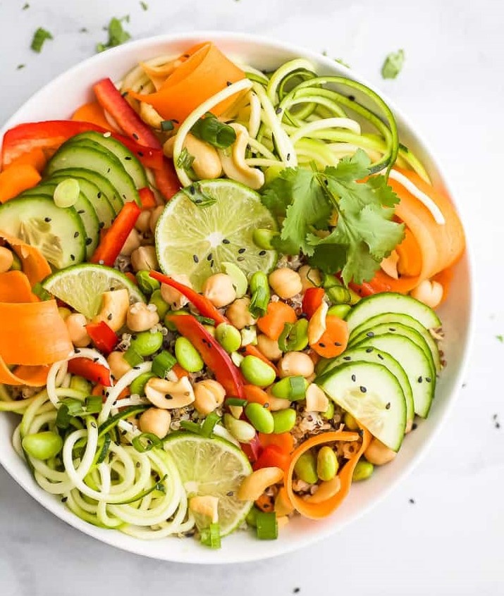 Thai Quinoa Salat mit Erdnussdressing - fertig in 10 Minuten