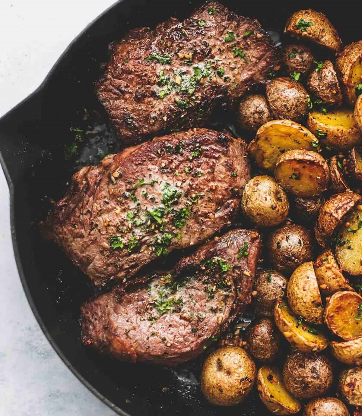 Steak mit Knoblauchbutter - saftig und lecker