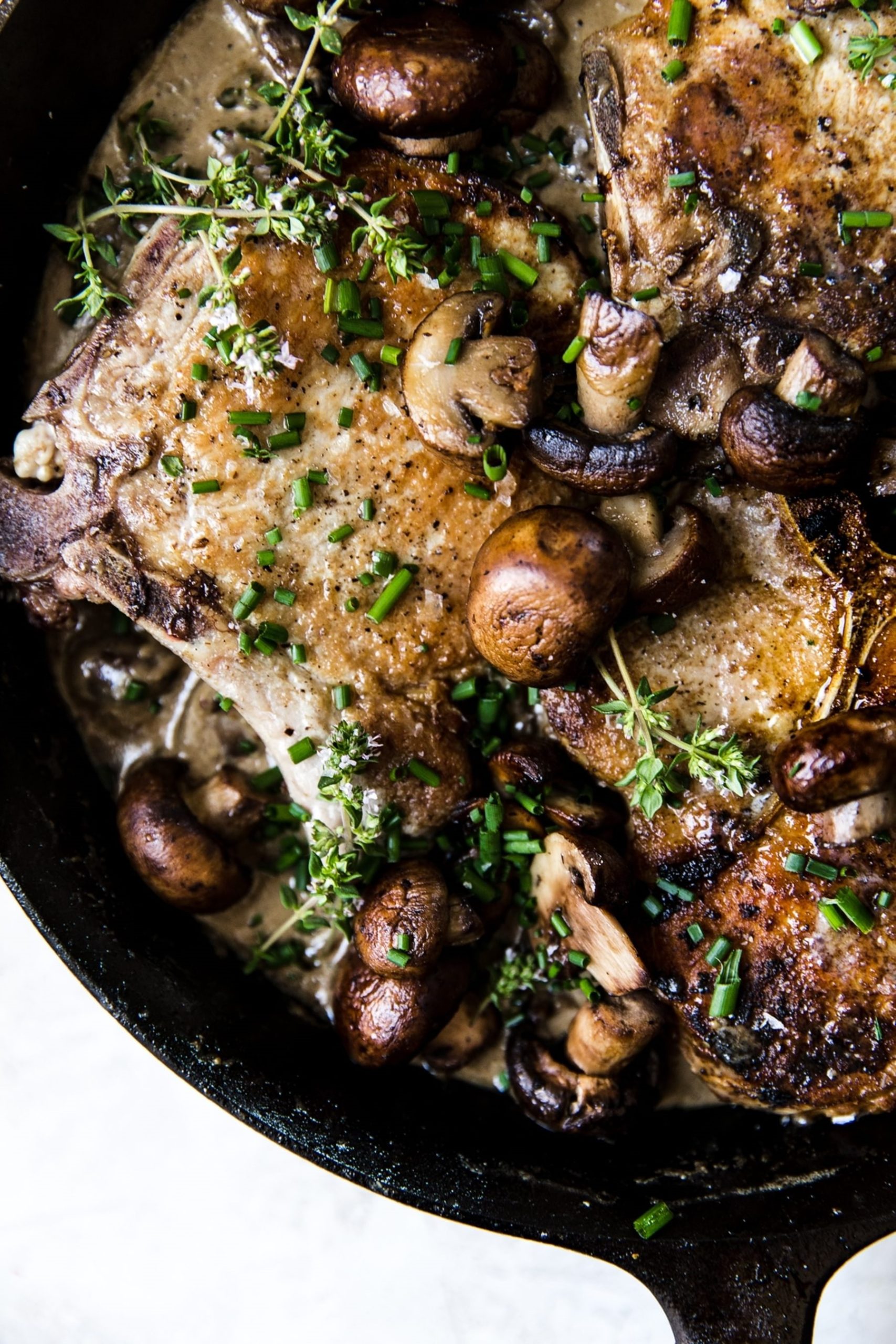 Schweinekoteletts mit Champignonrahmsauce - fertig in 30 Minuten