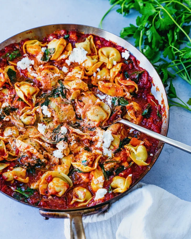 Käse-Tortellini in cremiger Marinara - fertig in 15 Minuten