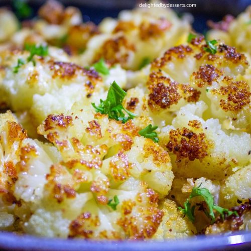 Blumenkohl mit Käse und braunen, knusprigen Rändern