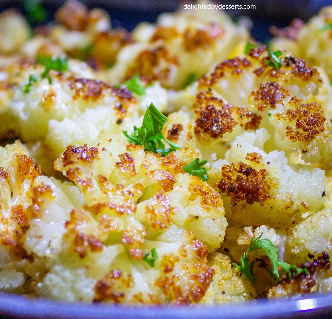 Blumenkohl mit Käse und braunen, knusprigen Rändern