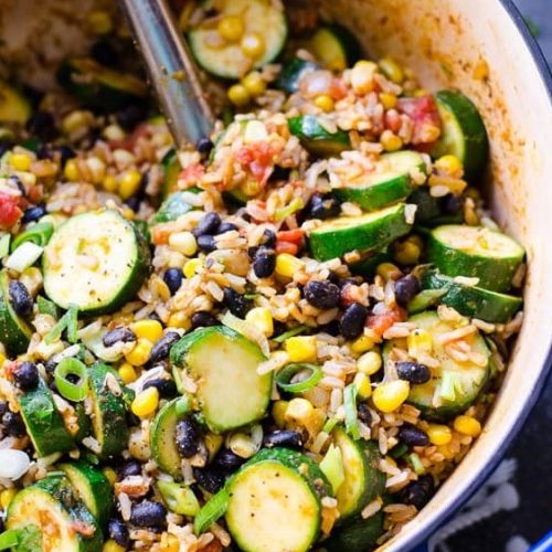 Mexikanischer Reis und schwarze Bohnen mit Zucchini