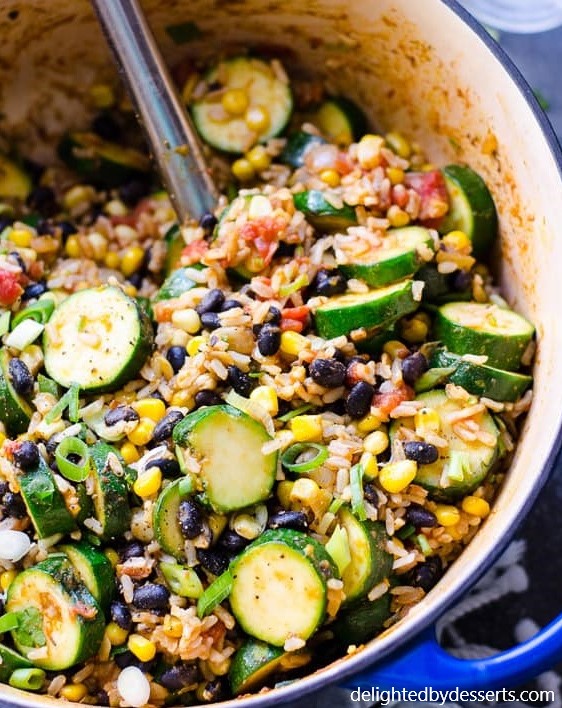 Mexikanischer Reis und schwarze Bohnen mit Zucchini