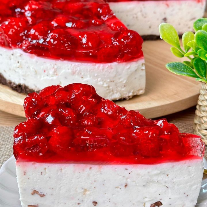 Cold Stracciatella Cheesecake with Raspberry Jelly - Einfache Rezepte