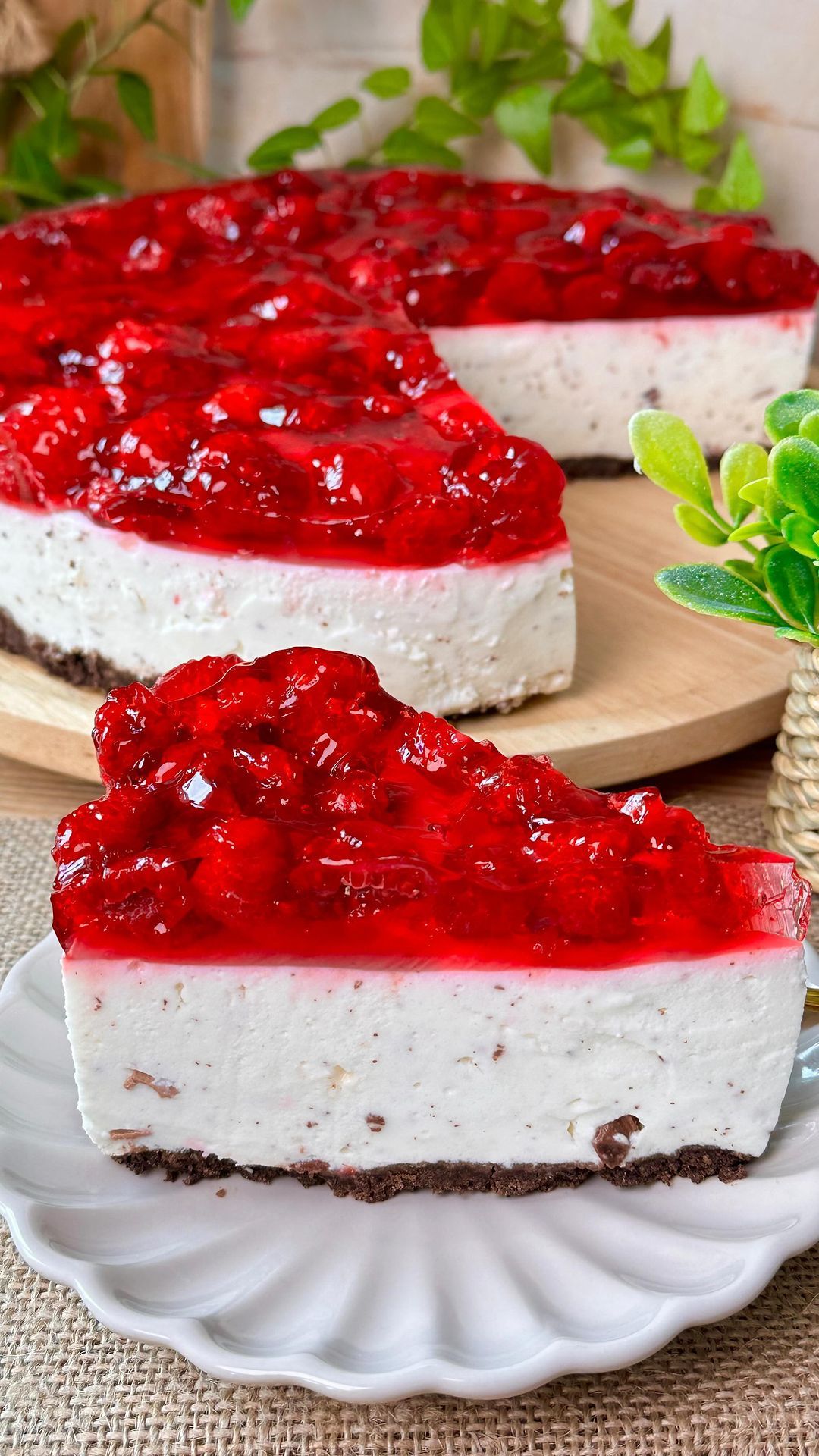 Cold Stracciatella Cheesecake with Raspberry Jelly - Einfache Rezepte