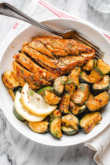 Leichtes Abendessen-Asado-Hähnchenbrust mit sautierten Zitronen-Zucchini