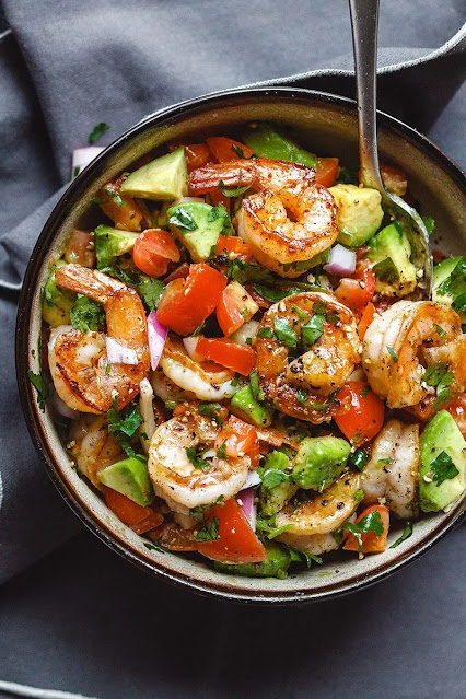 Leichtes Abendessen-Garnelen-Avocado-Salat mit Tomaten