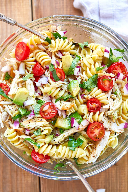 Leichtes Abendessen - Gesunder Hähnchen-Nudelsalat mit Avocado, Tomate und Basilikum